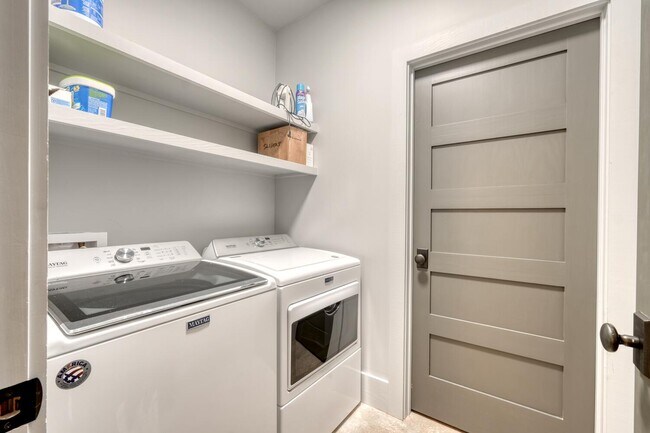 Building Photo - 56 Oak Crescent Cir