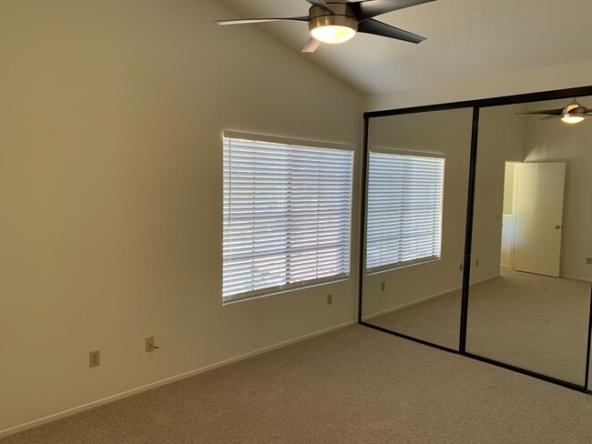 Building Photo - Light & Bright Mission Ridge Condo