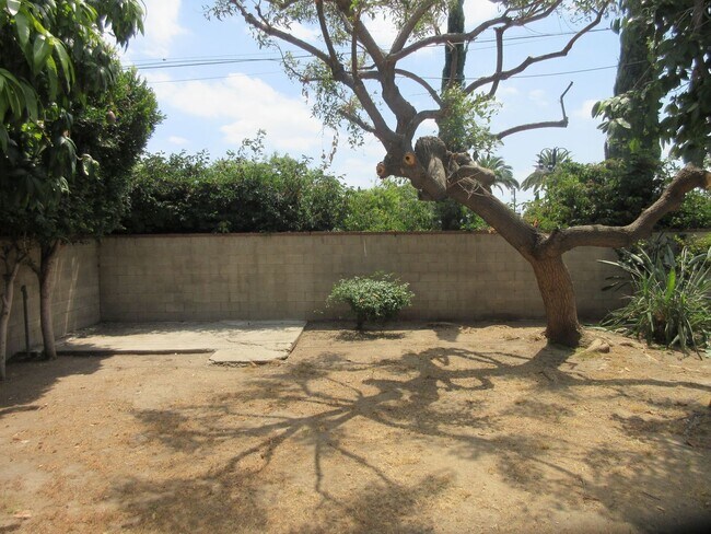 Building Photo - Adorable San Fernando home on O'Melveny