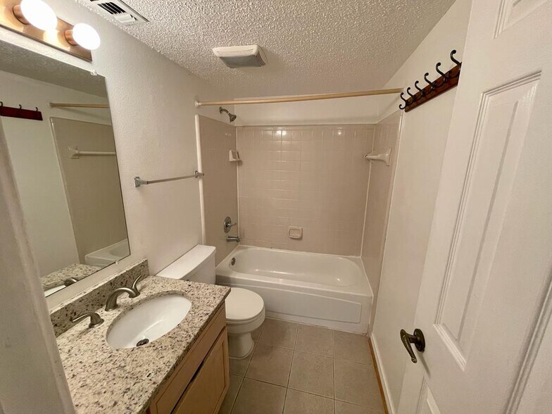 Building Photo - 1524 Lincoln Way