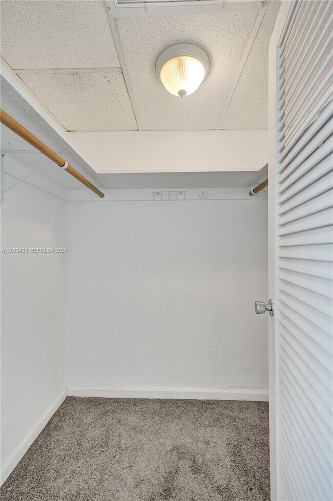 Building Photo - 10350 W Bay Harbor Dr