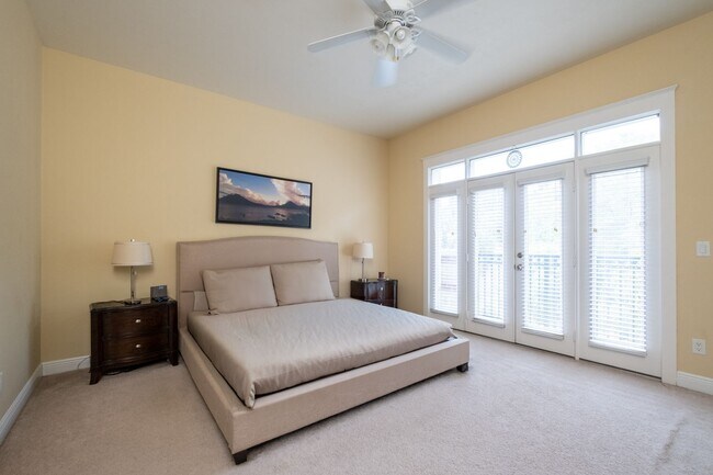 Building Photo - Exclusive Townhome with garage - Regents Park