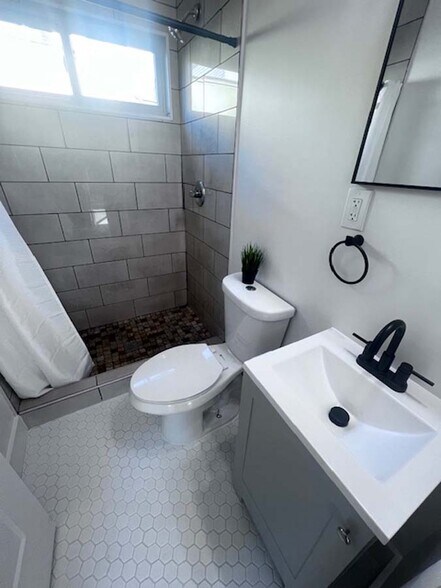 Building Photo - 720 37th St