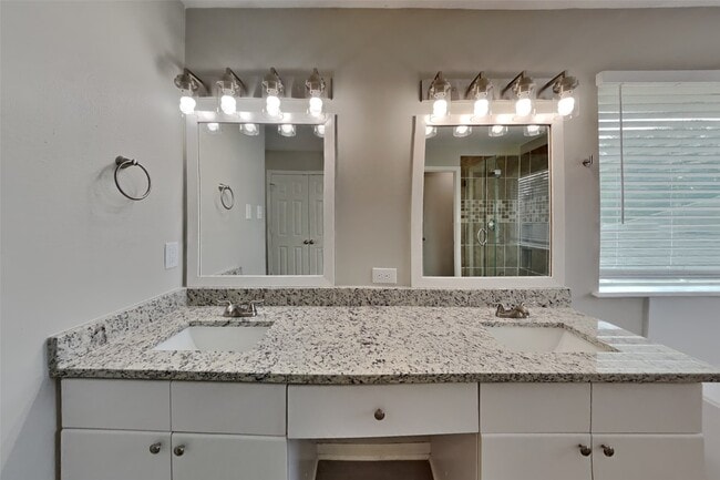 Building Photo - 12827 Deer Cove Ln