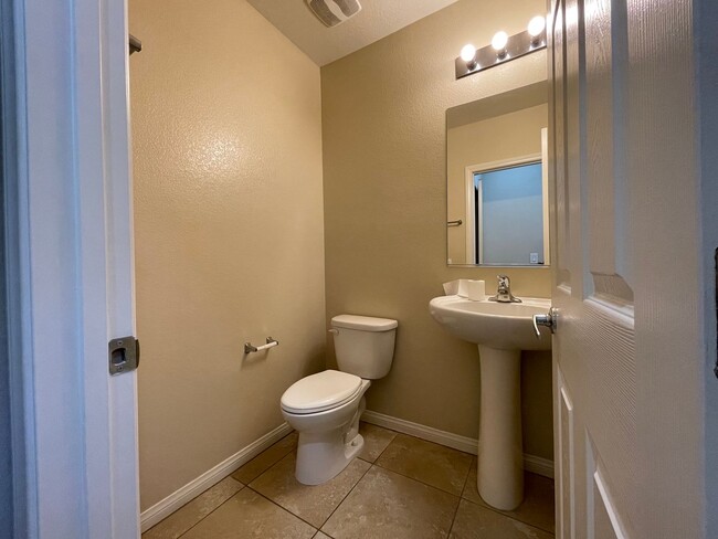 Building Photo - 4 BED 2.5 BATH 2 CAR GARAGE SINGLE FAMILY ...