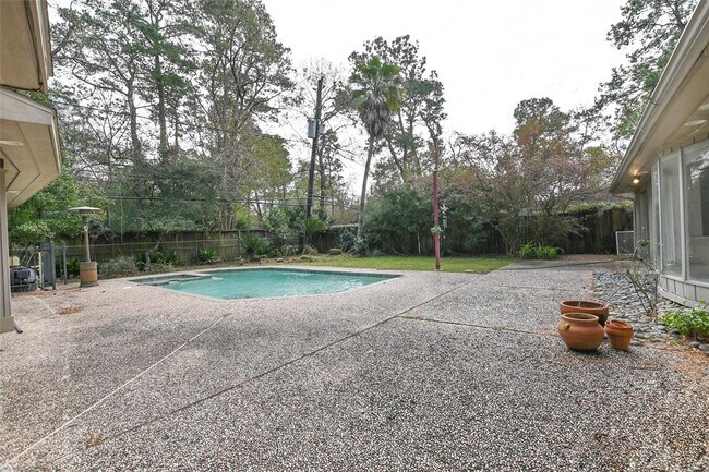 Building Photo - 1215 Briarpark Dr