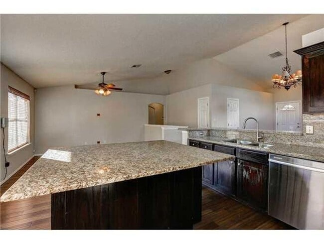 Building Photo - Amazing 3 bedroom 2 bath home is West El Paso!