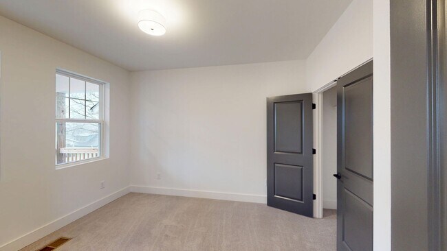 Building Photo - 602 S 11th St