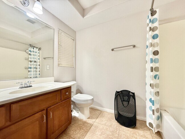 Building Photo - Charming Cul-de-Sac Home with Bonus Room & Backyard