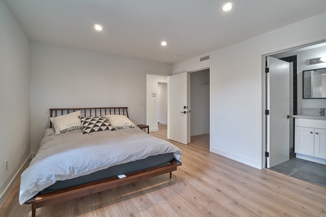 Building Photo - 152 S Serrano-2A