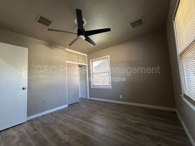 Building Photo - 1222 W Saginaw Way