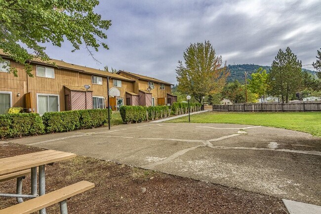 Building Photo - 501 N Moss St