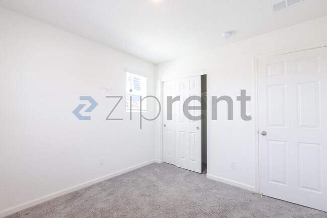 Building Photo - Unit