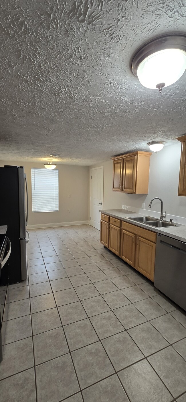 Building Photo - 6026 E Fieldstone Hills Dr