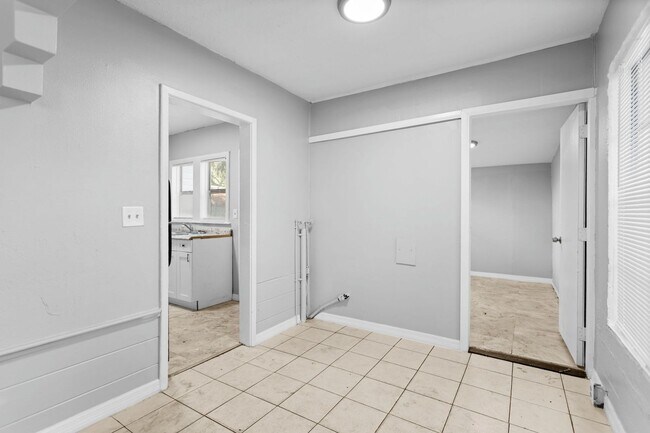 Building Photo - Spacious 3bdrm/1bath House $2295.00 ** Fen...