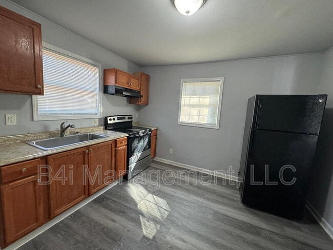 Building Photo - 27 Domineck St