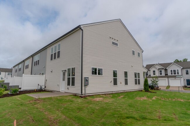 Building Photo - Spacious 3BR/3BA Home with Modern Finishes