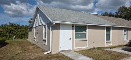 Building Photo - 3 bedroom 2 bath duplex
