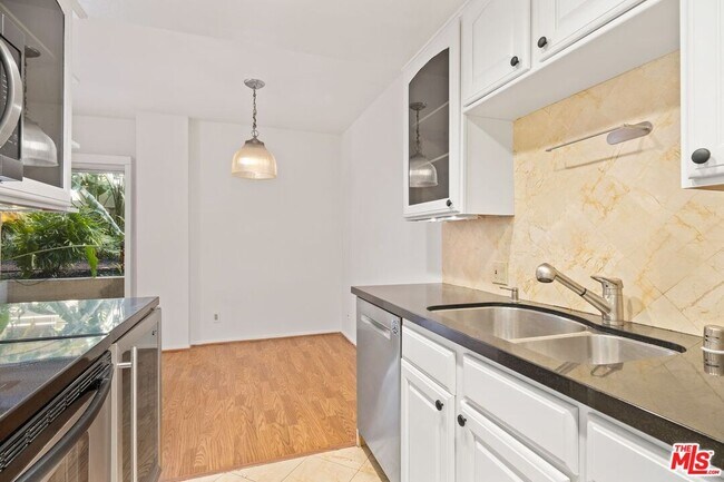 Building Photo - 1131 Alta Loma Rd