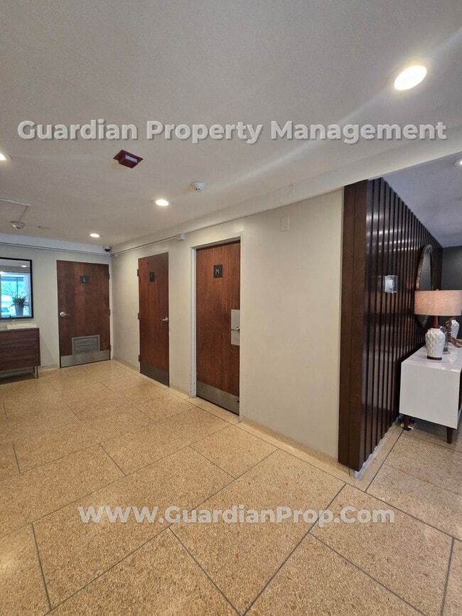Building Photo - Dean Parkway  2bd-2ba Condo, Hardwood Floo...