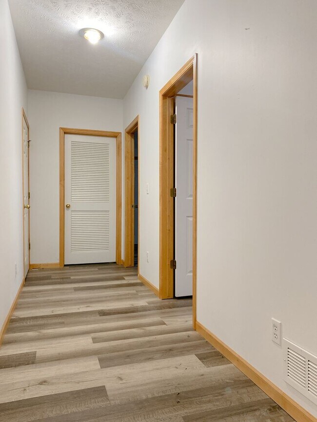 Building Photo - Stunning 5 bedrooms and 3 bathrooms in Wal...