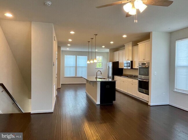 Building Photo - 43373 Southland St