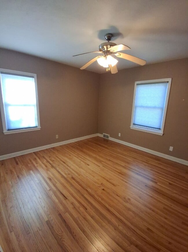 Building Photo - Renovated 3BR, 1 Bath Duplex! Available Ea...