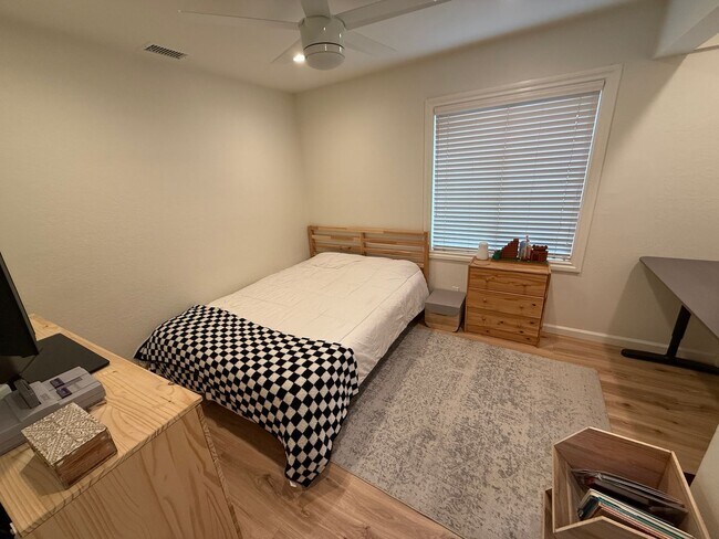 Building Photo - Garden Grove - Upgraded 3 Bedroom 2 Bath H...