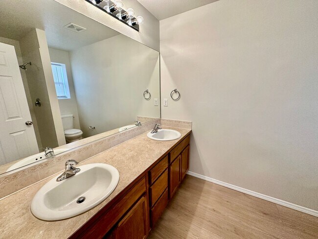 Building Photo - New on the market!