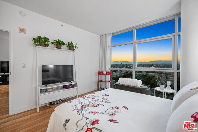 Building Photo - 13700 Marina Pointe Dr