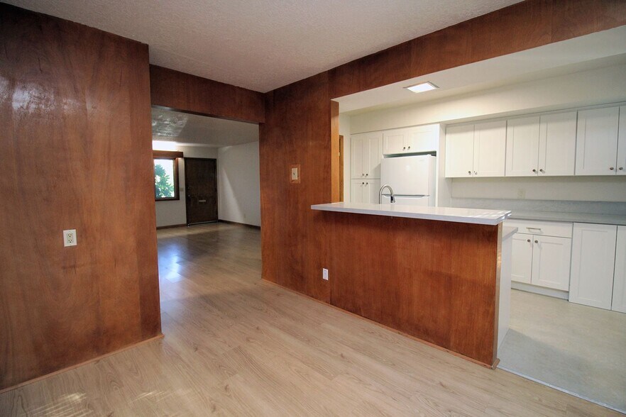 Building Photo - 3200-3236 SW Marigold St