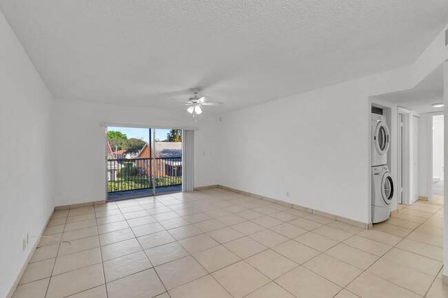 Building Photo - 8431 Royal Palm Blvd