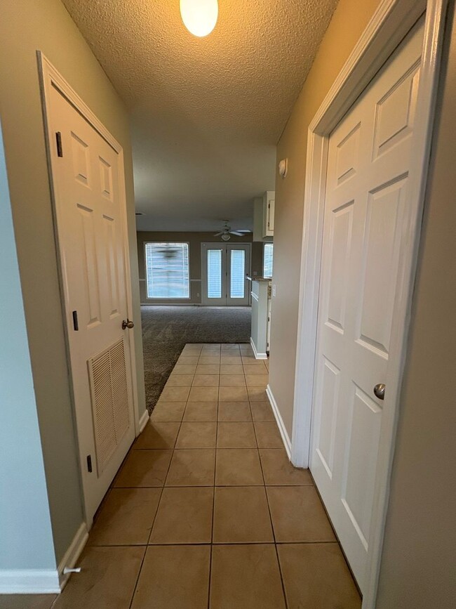 Building Photo - WAKEFIELD SUBDIVISION - Double Garage!  GRANITE COUNTERTOPS.