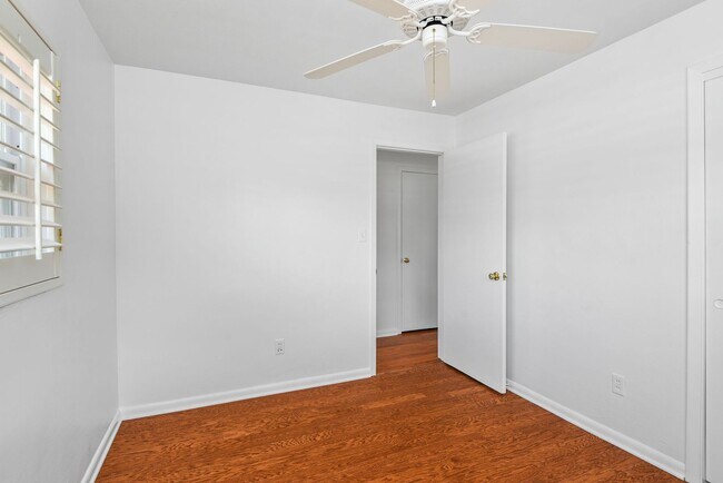 Building Photo - 2107 Brookview Dr