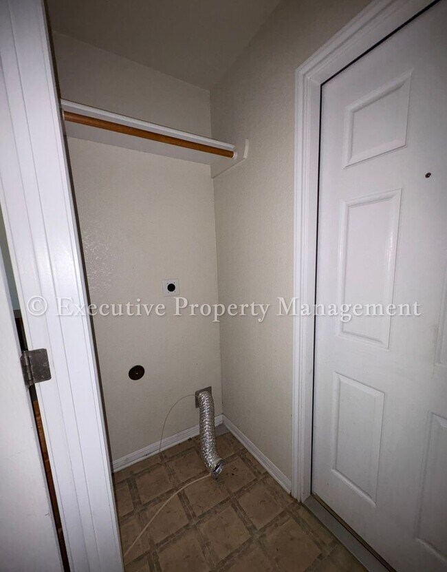 Building Photo - 208 Janelle Dr