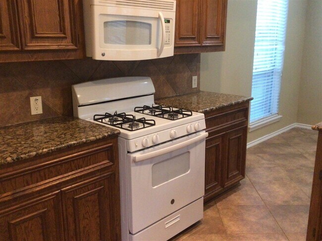 Building Photo - 2718 Lakecrest Way Dr