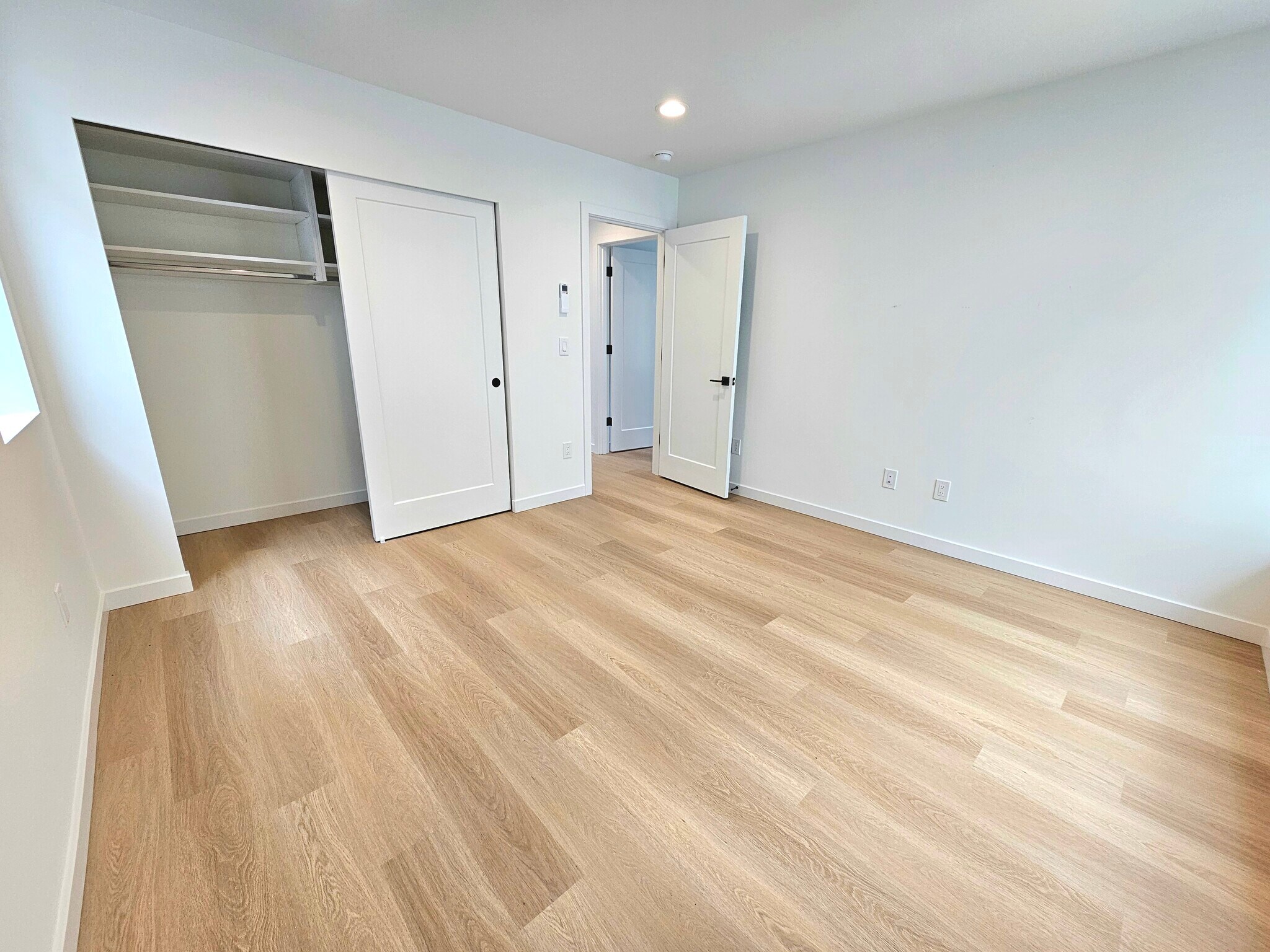 Building Photo - 922 16th Ave