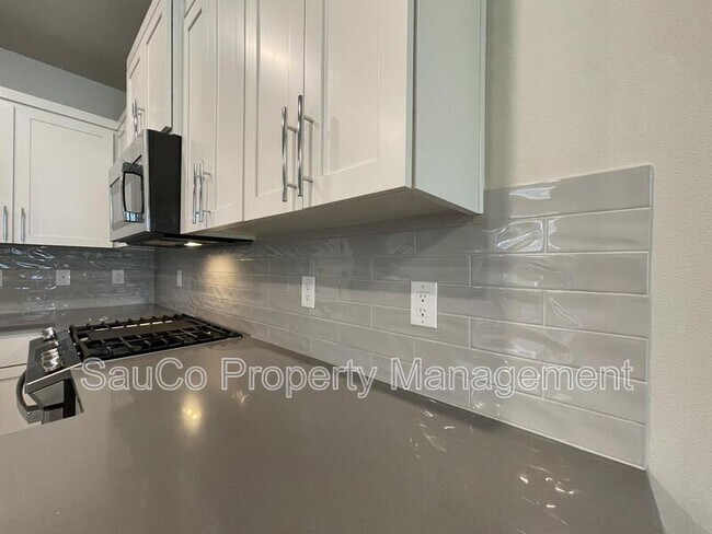 Building Photo - 6473 SE Genrosa St