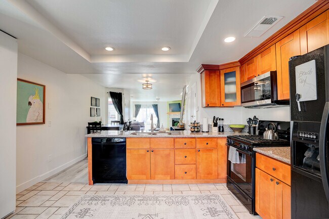 Building Photo - 832 13th St