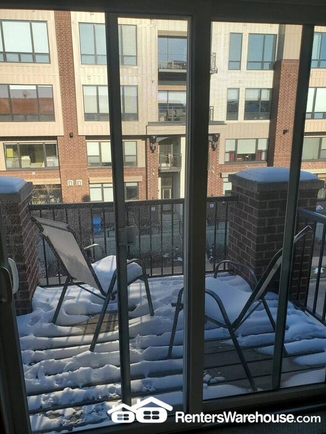 Building Photo - 2 Bedroom, 4 Bath Townhouse in a Great Riv...