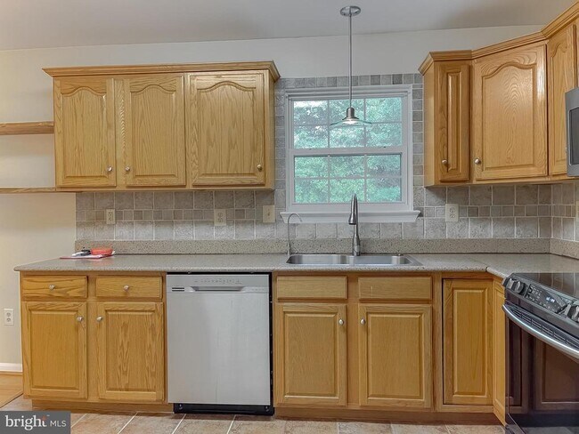 Building Photo - 21133 Woodmere Dr