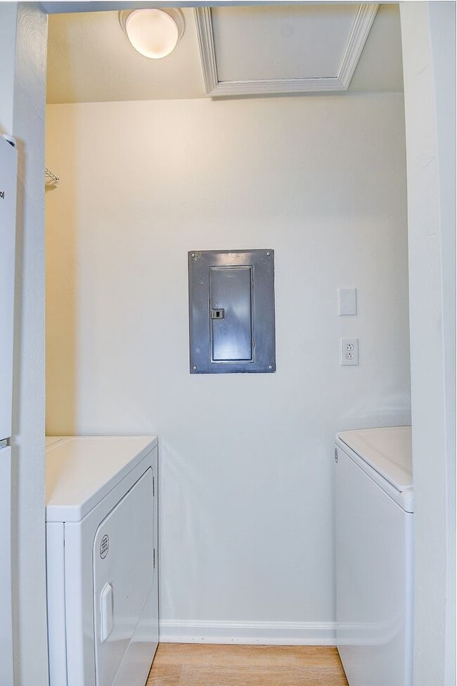 Building Photo - 2393 London Pointe Dr