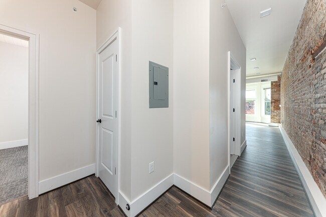 Building Photo - 400 N River St