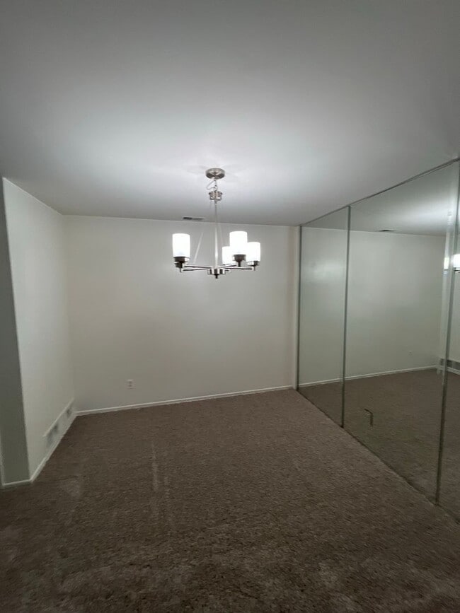 Building Photo - Beautiful 4 Bd Townhouse