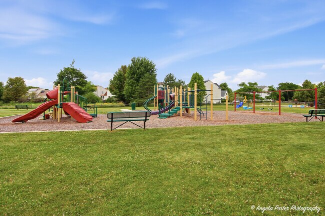 Building Photo - 649 S Parkside Dr