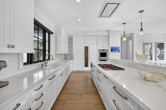 Building Photo - 400 Mola Ave