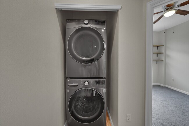 Building Photo - $3,225.00 - 2 Beds, 1.5 Bath, Townhouse in...