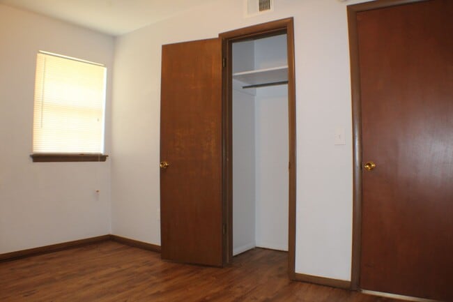 Building Photo - 628 Moraine Ave