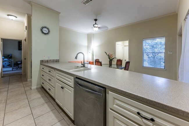 Building Photo - 422 River Oaks Dr