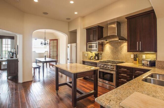 Building Photo - Downtown Luxury 1 BDRM w/ One Car Garage!